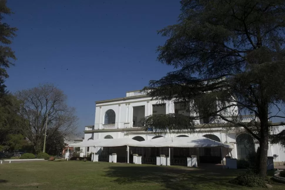 RESCATADA. La casona en la que vivió el fundador del ingenio pertenece hoy a la Sociedad Rural de Tucumán.  