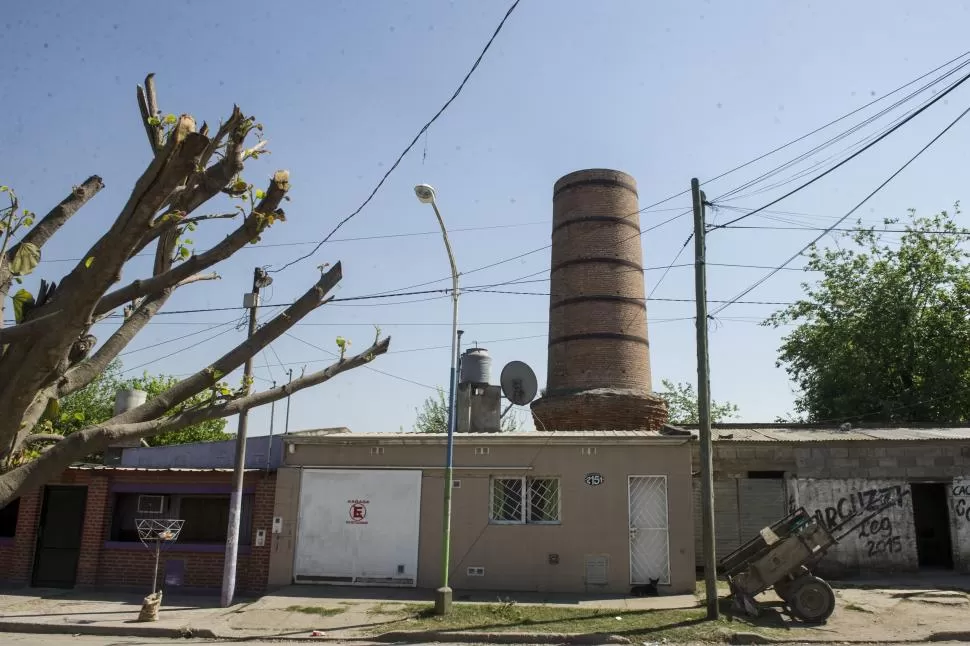 INSÓLITO. La chimenea del ingenio está en el fondo de una casa en Villa Amalia. La van decapitando de a poco. LA GACETA / FOTOS DE JORGE OLMOS SGROSSO