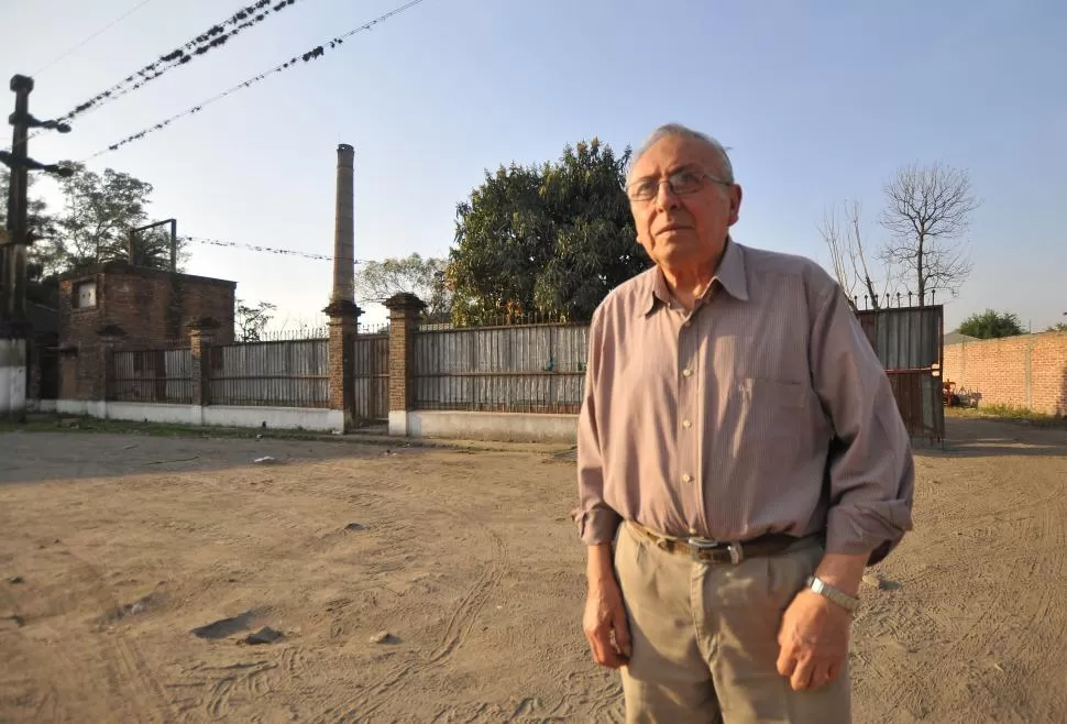 TESTIGO PRESENCIAL. Lito Cruz, ex tornero del ingenio San Ramón, posa en la entrada de la fábrica ubicada en Villa Quinteros, a 70 km de la capital. la gaceta / fotos de Osvaldo Ripoll