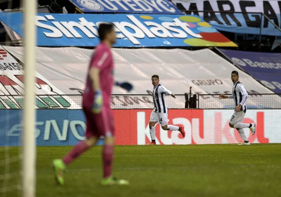 LAS DOS CARAS. Sebastián Palacios celebra el primer tanto de Talleres, producto de un “blooper” de Agustín Orion.  dyn