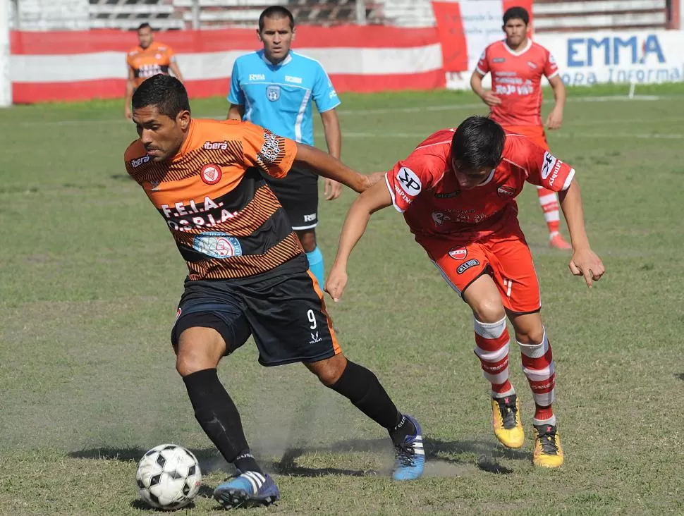 PURA POTENCIA. Bazán, con goles, puso a Bella Vista como líder del Federal B. El delantero disfruta su gran momento.  la gaceta / foto de héctor peralta (archivo)