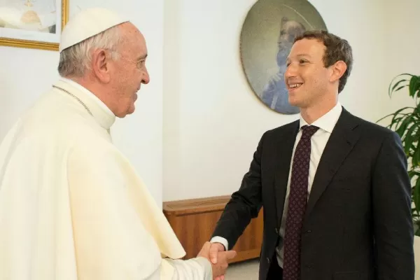 El Papa recibió al fundador de Facebook en el Vaticano