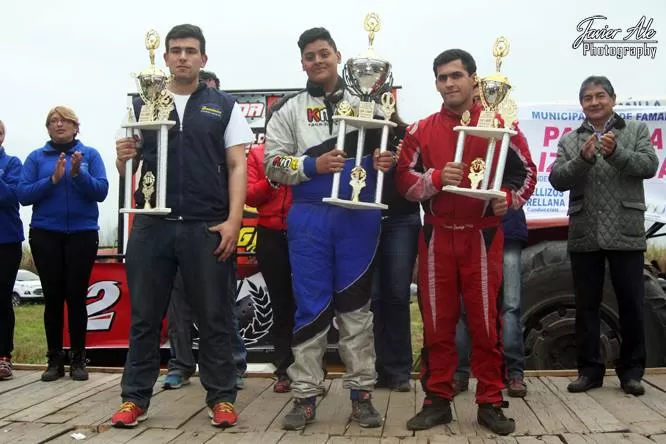 EN LO MÁS ALTO. Roque Graneros, rodeado por los concepcionenses Daniel López y Franco Gramajo, en el podio de 200cc. foto javier ale