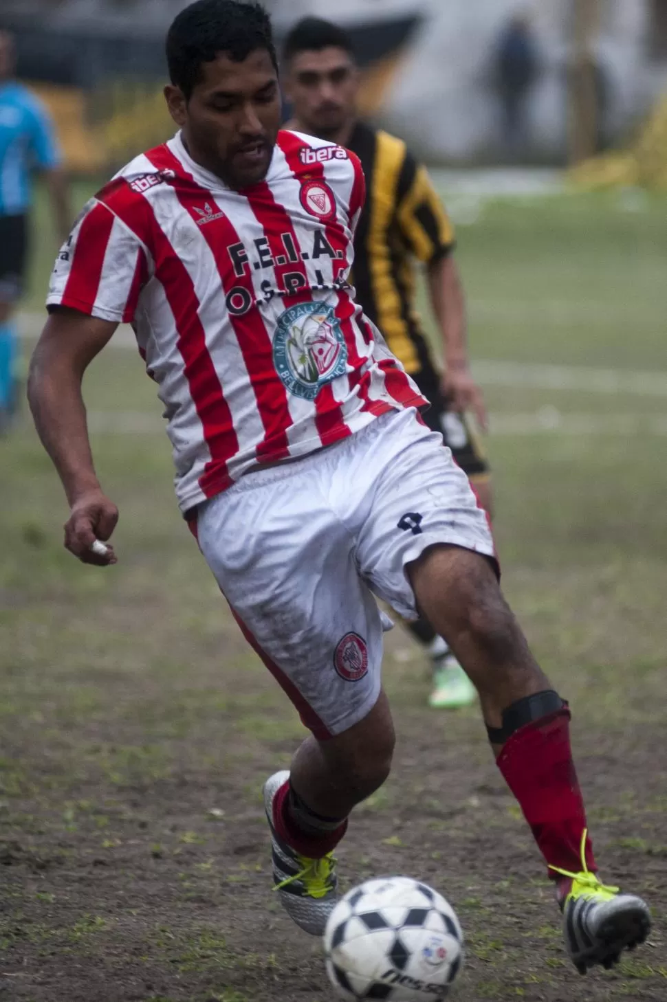 LETAL. Bazán, de penal, señaló el gol con el que Bella Vista le ganó a Lastenia. la gaceta / foto de DIEGO ARáOZ