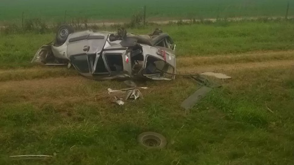 EN LEALES. Una familia volcó con su auto y perdió la vida una bebé de dos meses. 