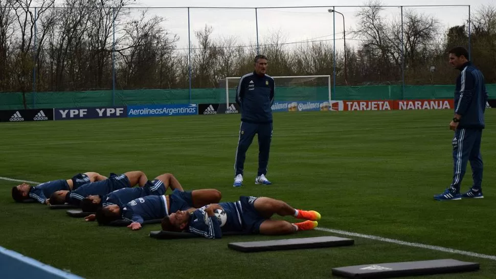 BAUZA EN SU PRIMER DÍA DE TRABAJO AL MANDO DE LA SELECCIÓN. (@Argentina)
