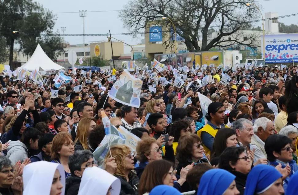 DEVOCIÓN. La beatificación de Mama Antula convocó este fin de semana a fieles de toda la Argentina a la capital santiagueña. la gaceta / fotos de osvaldo ripoll 