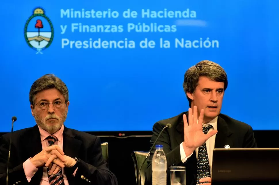 ALTO AHÍ. El ministro Prat Gay deberá manejar el gasto público si quiere revertir el ciclo negativo, dice E&R. DYN