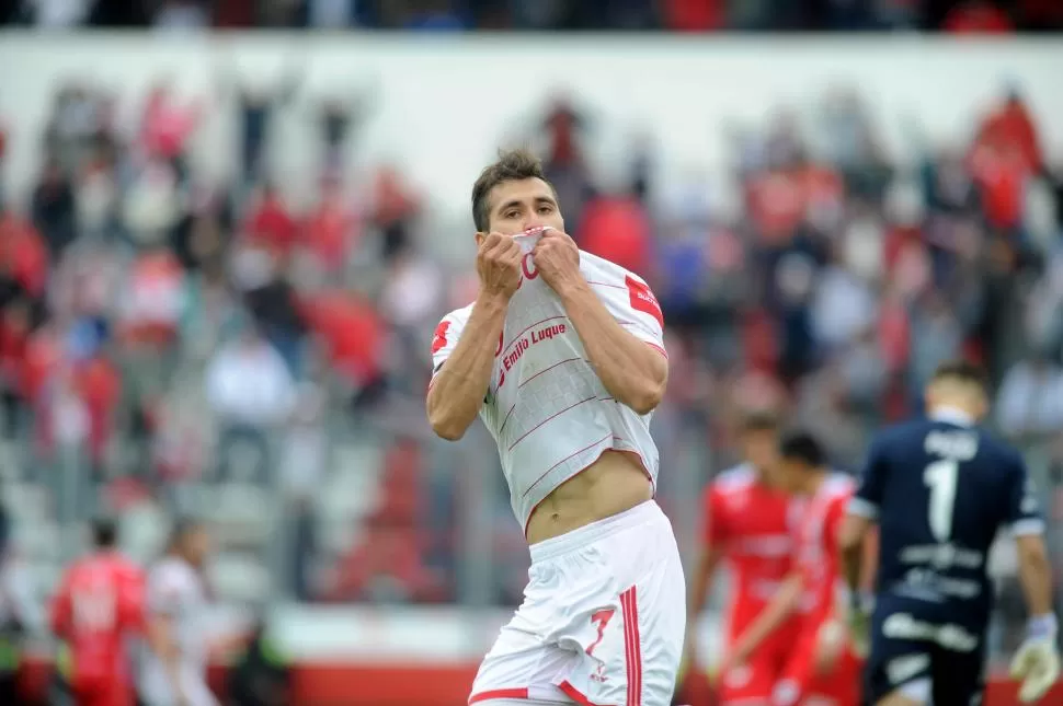 FESTEJO REPETIDO. “Turbo” besó la camiseta luego de marcar el primer gol. la gaceta / foto de héctor peralta