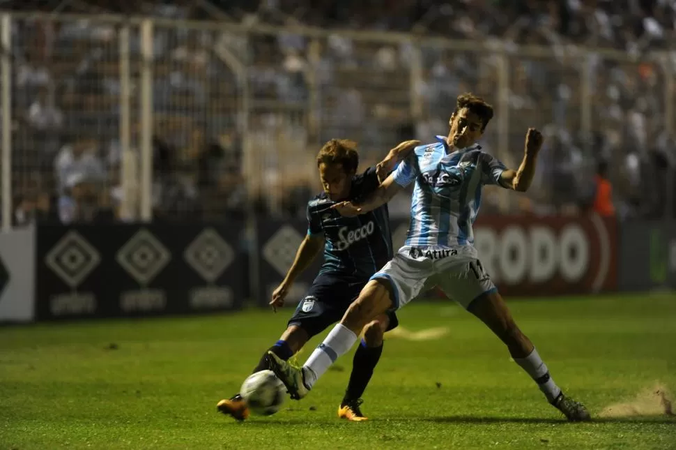 DESPEJE. Leyes se apura en sacar la pelota ante la pegajosa marca de Mauro Albertengo, el sábado por la noche.  la gaceta / foto de DIEGO ARáOZ