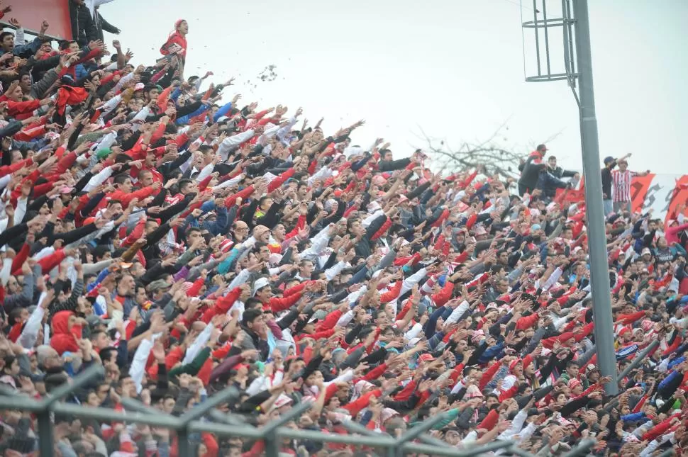 TODAS LAS MANOS, TODAS. Como si ensayaran antes del partido, los simpatizantes de San Martín ejecutan a la perfección la coreografía ante cada canto. la gaceta / foto de héctor peralta 