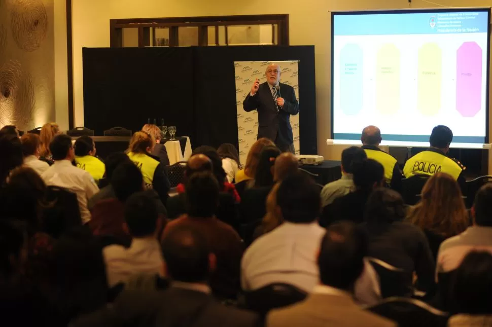 CAPACITACIÓN. El licenciado Eloy Torales le habla a policías, gendarmes, fiscales y empleados judiciales. la gaceta / foto de diego aráoz