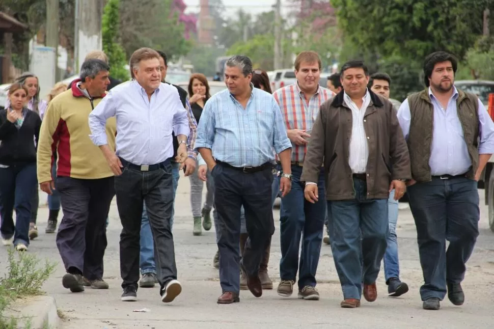 SIN ALFARO. El intendente se declaró enfermo y no acompañó a Amaya el sábado; en la recorrida sí estuvo el legislador peronista Christian Rodríguez. twitter / domingo amaya