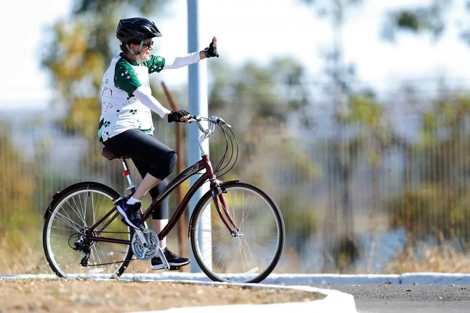 LA ÚLTIMA VUELTA. Dilma Rouseeff se dedicó ayer a pasear en su bicicleta, para tratar de distenderse de su mal momento político y personal. reuters 