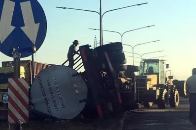 Un camión con vinaza volcó en el acceso a Concepción y el conductor quedó atrapado