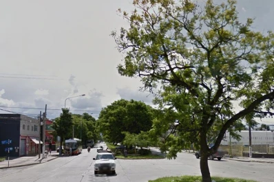 Desde un carro y en plena avenida Roca, ladrones se tirotearon con un policía