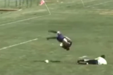 Video: dio un salto mortal y marcó un gol increíble
