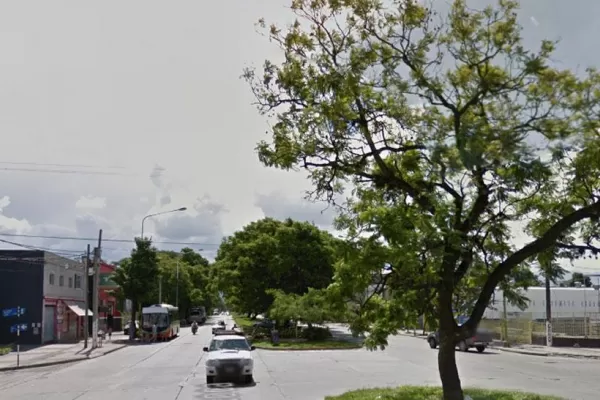 Desde un carro y en plena avenida Roca, ladrones se tirotearon con un policía