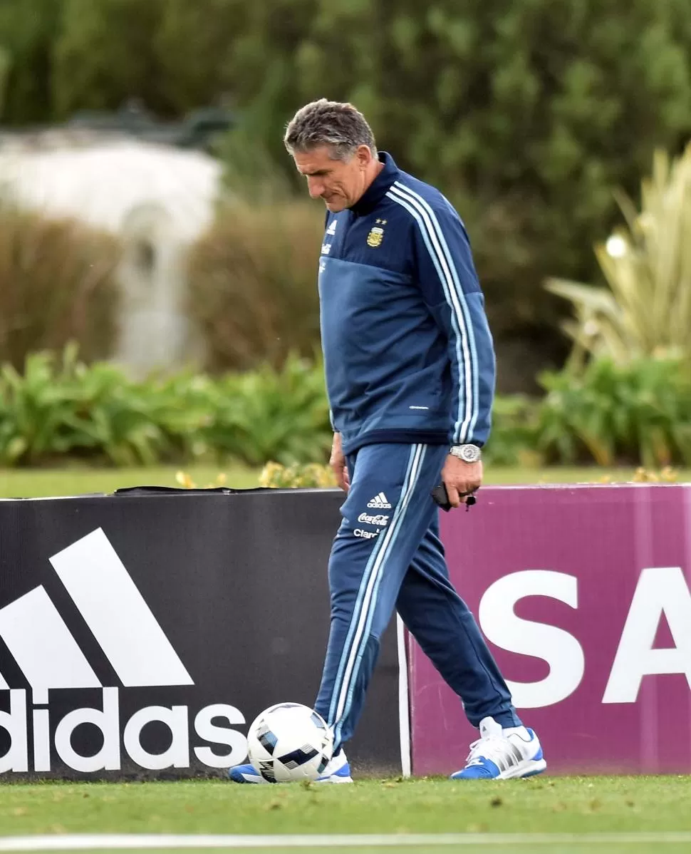 NUEVO LOOK. “Patón” Bauza se mostró con la indumentaria de la selección.  Dyn