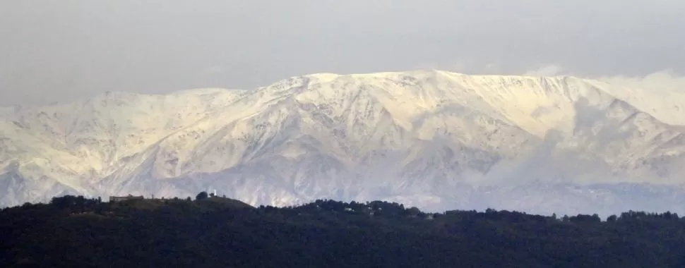 POSTAL INOLVIDABLE. Una vez que se corrieron las nubes en la capital, las cumbres ubicadas detrás de San Javier aparecieron completamente nevadas y terminaron convirtiéndose en una foto perfecta. LA GACETA / FOTO DE JUAN PABLO SÁNCHEZ NOLI.-