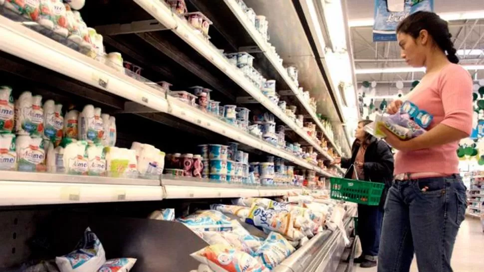 COMPRAS PARA EL DÍA. Según el presidente de la Cámara de supermercadistas, ya no se ve tanta gente llenando el carrito. FOTO TOMADA DE TÉLAM.COM