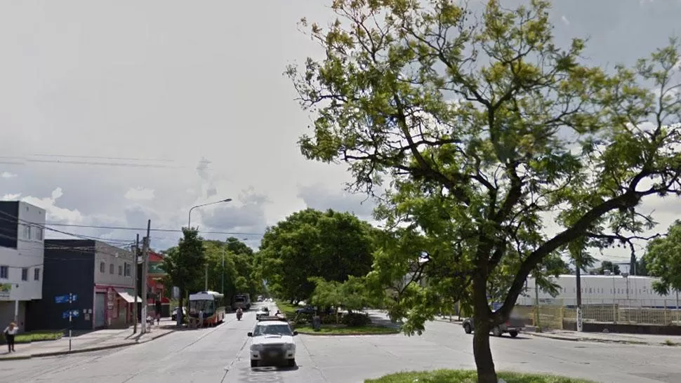 EN ESTA ESQUINA SE DETUVO EL CARRO QUE PERSEGUÍA EL POLICÍA. IMAGEN TOMADA DE GOGLE STREET VIEW