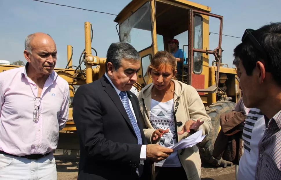 DE RECORRIDA. Alfaro participó del acto del Colegio de Abogados de la Capital y luego visitó el barrio Los Lapachos. prensa municipalidad