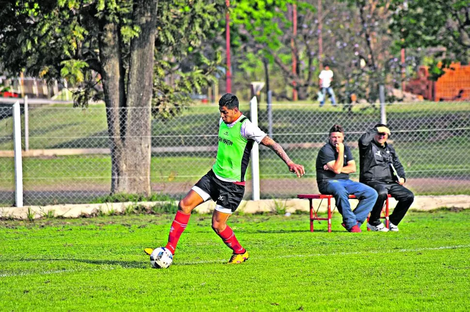 APORTÓ LO SUYO. Mauro Quiroga abrió el camino de la victoria “santa”. foto de alejandro cruz