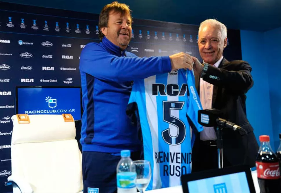 Zielinski, en su presentación oficial junto al presidente de Racing, Víctor Blanco.
FOTO TOMADA DE TWITTER OFICIAL DE RACING CLUB