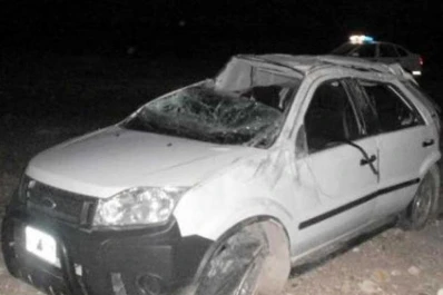 En Santiago del Estero volcó una camioneta que se dirigía a Tucumán: hay tres muertos