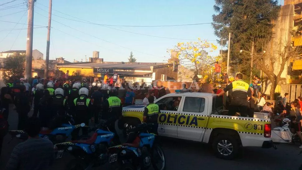 La Policía aprehendió a dos jóvenes cuando los vecinos intentaban hacer justicia por mano propia
