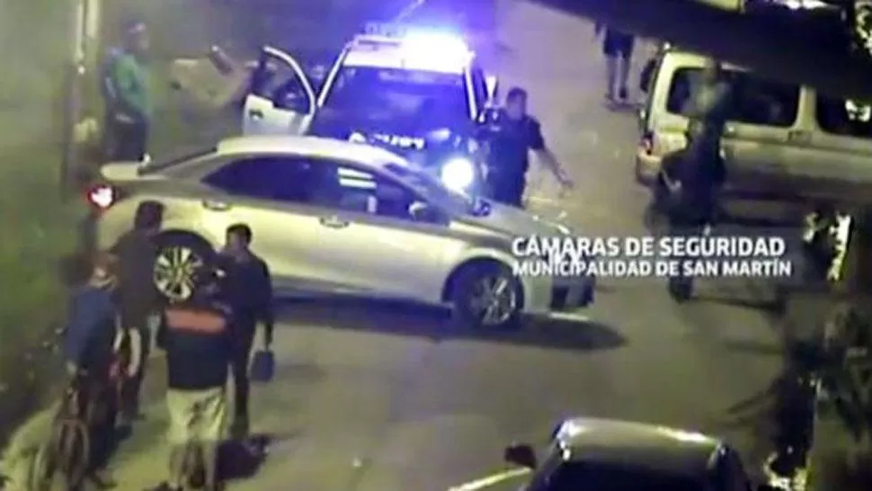 LA ESCENA DEL HECHO. Este fue el auto que el ladrón le intentó robar al médico. FOTO TOMADA DE INFOBAE.COM