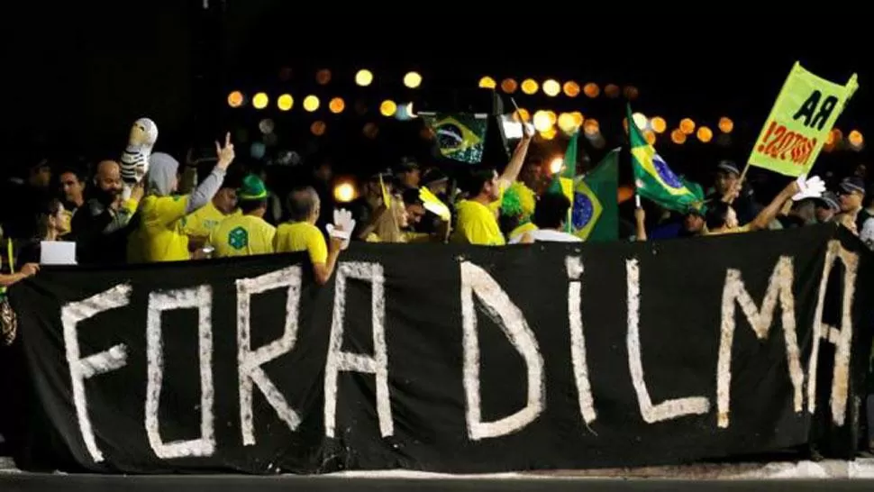 PROTESTAS EN CONTRA DE DILMA. La imagen corresponde a una de las tantas manifestaciones en contra de la ex mandataria. ARCHIVO