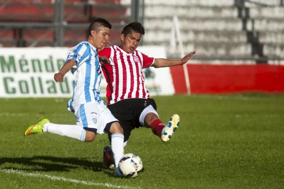 JUSTO. Sánchez, de Atlético, remata; Abregú lo cubre para evita el gol. la gaceta / foto de DIEGO ARáOZ