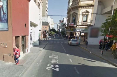 Discutió con el dueño de una conocida sandwichería del centro y rompió los vidrios a los puñetazos