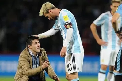 Por un abrazo del astro: dos fanáticos ingresaron al campo para adorar a Messi
