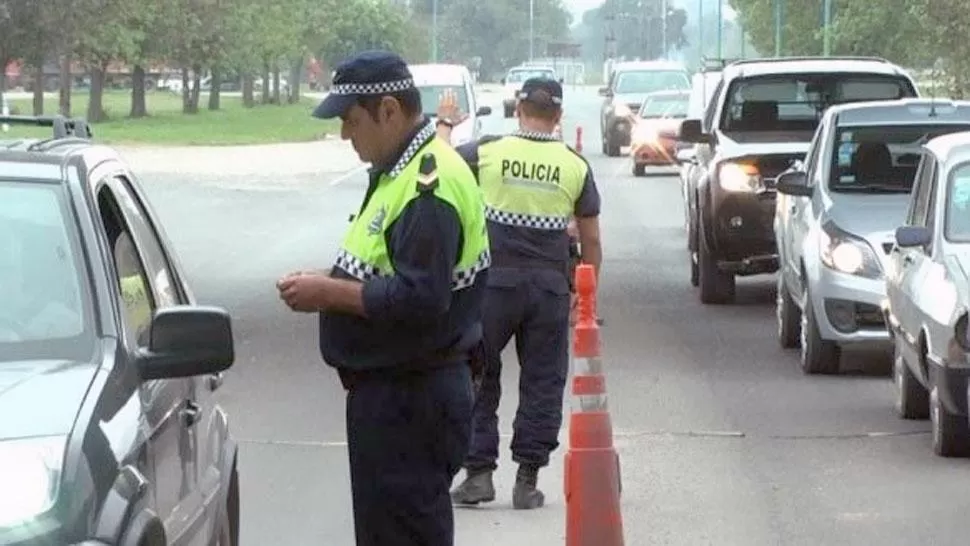 OPERATIVO. La Policía controla la documentación de los conductores. ARCHIVO