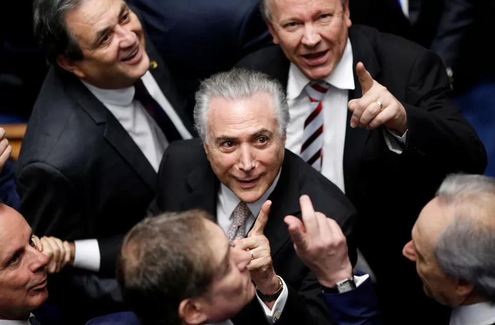 APOYO. Temer acaba de asumir como presidente y recibe las felicitaciones. reuters