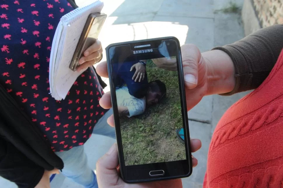 INMOVILIZADO. Los vecinos fotografiaron a uno de los delincuentes cuando lo tuvieron reducido en el piso. LA GACETA / FOTO DE FRANCO VERA