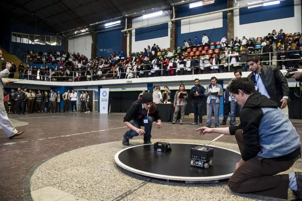 -DUELO TECNOLÓGICO. Dos jóvenes de distintos colegios se enfrentan con sus robot “sumo” en una  pista circular, en el club Floresta.- LA GACETA / FOTOS DE JORGE OLMOS SGROSSO.-