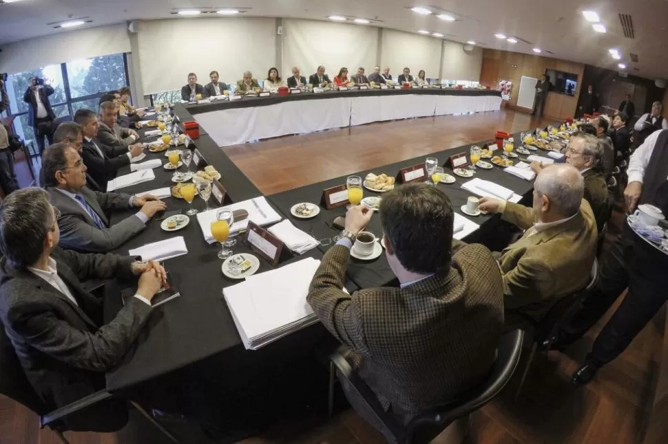 TODOS A LA MESA. Oficialistas y opositores a cargo de comisiones de trabajo y de bloques políticos se reunieron para desayunar con el vicegobernador. twitter legislatura 