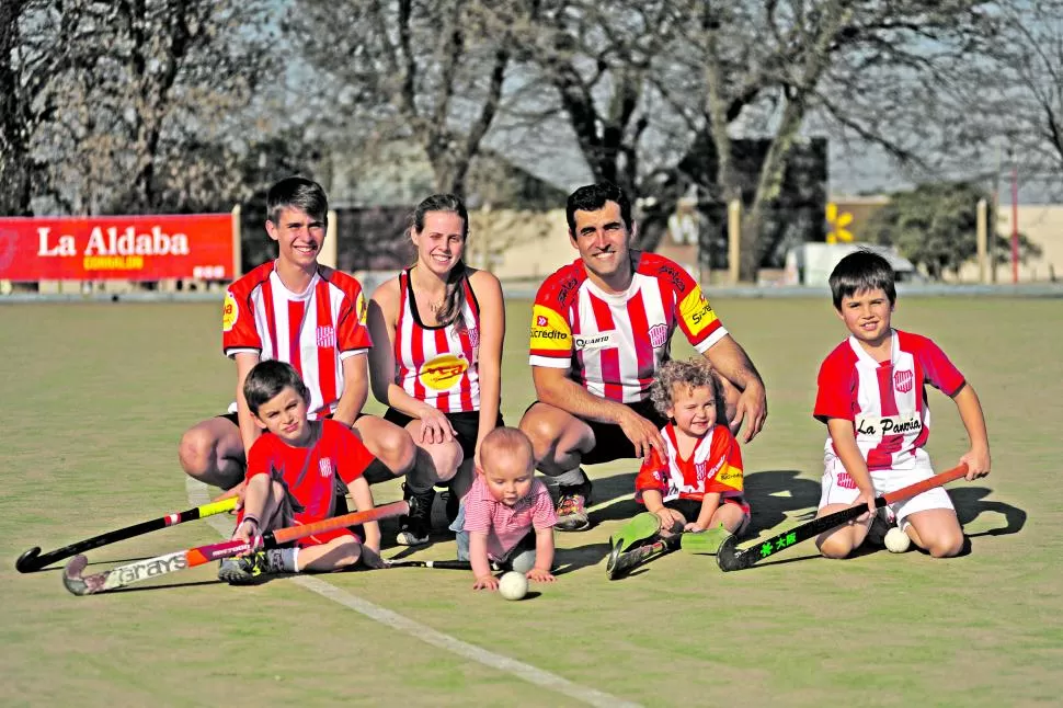 “SANTOS” Y “SANTITOS”. Arriba, de izquierda a derecha: Ignacio, Ana Paula y Miguel. Abajo, Bautista, Nicolás, que ya se moviliza tras una bocha, Joaquín y Luca. Todos disfrutan del hockey los fines de semana. la gaceta / fotos de Inés Quinteros Orio