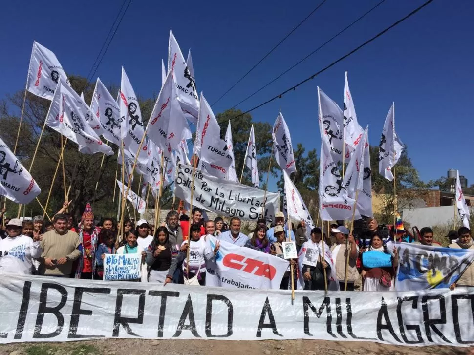 DESDE JUJUY. La columna del NOA partió desde la puerta del penal en el que está detenida Milagro Sala. twitter @cyngarciaradio