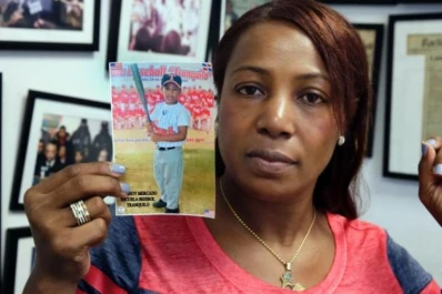 Una madre demandará a una aerolínea por entregarle a un niño equivocado