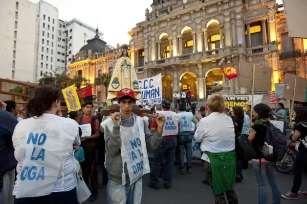 Opositores critican las políticas de adicciones