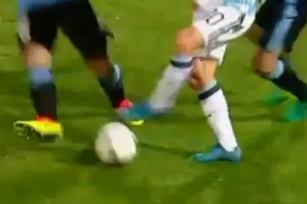 Una joyita: mirá el caño de Messi a Corujo