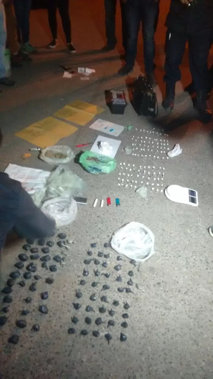 ESTUPEFACIENTES. Los detenidos llevaban medio kilo de marihuana, más de 300 gramos de cocaína y 15 blisters de pastillas de Dipirona, para estirar. policía de tucumán