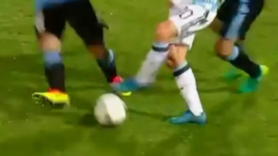 Una joyita: mirá el caño de Messi a Corujo