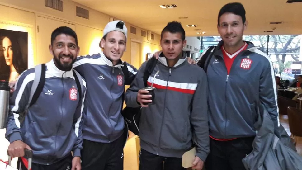 RECIEN LLEGADOS. García, Viturro, Carrizo y Taborda, en el hall del hotel después de bajar del colectivo que los llevó hasta Córdoba. FOTO TOMADA DE TWITTER.COM/CASMOFICIAL