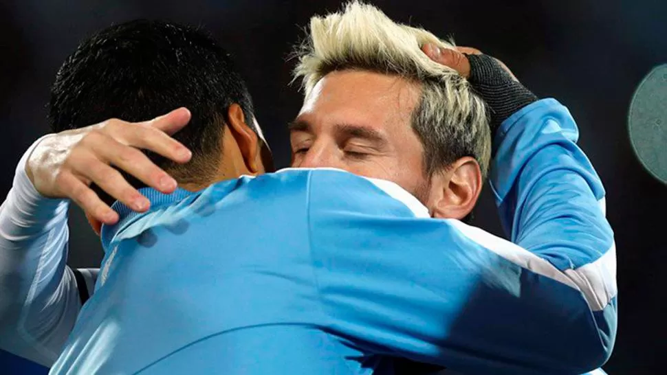 EL ABRAZO DE MESSI Y SUÁREZ